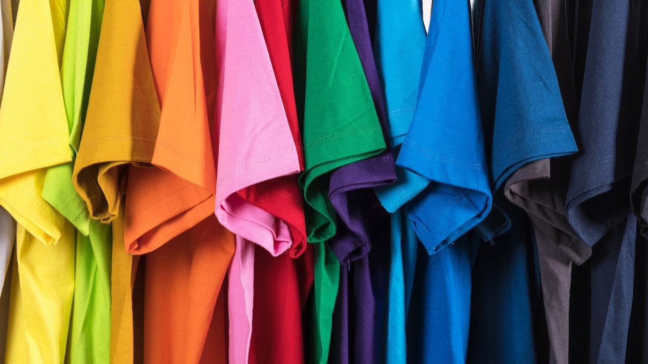Schluss mit Chaos: 5 einfache Schritte, um Deinen Kleiderschrank zu organisieren