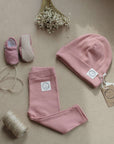 Kuschelig weiche Beanie aus GOTS-zertifizierter Bio-Baumwolle in unserer exklusiven Farbe Dusty Rose. Die Beanie ist aus fein geripptem und sehr elastischem Stoff, sodass die Mütze mit wächst und Ihr lange Freude daran haben werdet. Kreiere perfekte Looks indem Du die Beanie mit unseren Schühchen, Leggings und Schals kombinierst!
