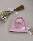 Kuschelig weiche Beanie aus GOTS-zertifizierter Bio-Baumwolle in unserer exklusiven Farbe Dusty Rose. Die Beanie ist aus fein geripptem und sehr elastischem Stoff, sodass die Mütze mit wächst und Ihr lange Freude daran haben werdet. Kreiere perfekte Looks indem Du die Beanie mit unseren Schühchen, Leggings und Schals kombinierst!