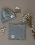 Kuschelig weicher Loop Schal aus GOTS-zertifizierter Bio-Baumwolle in unserer exklusiven Farbe Dusty Rose.  Die Beanie ist aus fein geripptem und sehr elastischem Stoff, sodass die Mütze mit wächst und Ihr lange Freude daran haben werdet.  Kreiere perfekte Looks indem Du die Beanie mit unseren Schühchen, Leggings und Schals kombinierst!