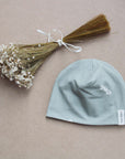 Kuschelig weiche Beanie aus GOTS-zertifizierter Bio-Baumwolle in unserer exklusiven Farbe Dusty Rose. Die Beanie ist aus fein geripptem und sehr elastischem Stoff, sodass die Mütze mit wächst und Ihr lange Freude daran haben werdet. Kreiere perfekte Looks indem Du die Beanie mit unseren Schühchen, Leggings und Schals kombinierst!
