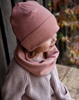 Kuschelig weicher Loop Schal aus GOTS-zertifizierter Bio-Baumwolle in unserer exklusiven Farbe Dusty Rose. Die Beanie ist aus fein geripptem und sehr elastischem Stoff, sodass die Mütze mit wächst und Ihr lange Freude daran haben werdet. Kreiere perfekte Looks indem Du die Beanie mit unseren Schühchen, Leggings und Schals kombinierst!