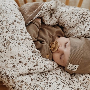 Kuschelig weiche Beanie aus GOTS-zertifizierter Bio-Baumwolle in unserer exklusiven Farbe Dusty Rose.  Die Beanie ist aus fein geripptem und sehr elastischem Stoff, sodass die Mütze mit wächst und Ihr lange Freude daran haben werdet.  Kreiere perfekte Looks indem Du die Beanie mit unseren Schühchen, Leggings und Schals kombinierst!