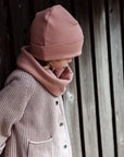 Kuschelig weiche Beanie aus GOTS-zertifizierter Bio-Baumwolle in unserer exklusiven Farbe Dusty Rose. Die Beanie ist aus fein geripptem und sehr elastischem Stoff, sodass die Mütze mit wächst und Ihr lange Freude daran haben werdet. Kreiere perfekte Looks indem Du die Beanie mit unseren Schühchen, Leggings und Schals kombinierst!