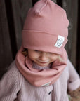 Kuschelig weicher Loop Schal aus GOTS-zertifizierter Bio-Baumwolle in unserer exklusiven Farbe Dusty Rose. Die Beanie ist aus fein geripptem und sehr elastischem Stoff, sodass die Mütze mit wächst und Ihr lange Freude daran haben werdet. Kreiere perfekte Looks indem Du die Beanie mit unseren Schühchen, Leggings und Schals kombinierst!