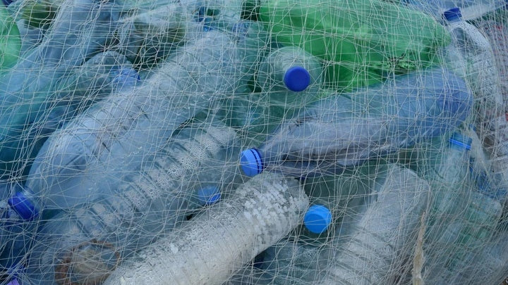 PET Flaschen im Fischernetz