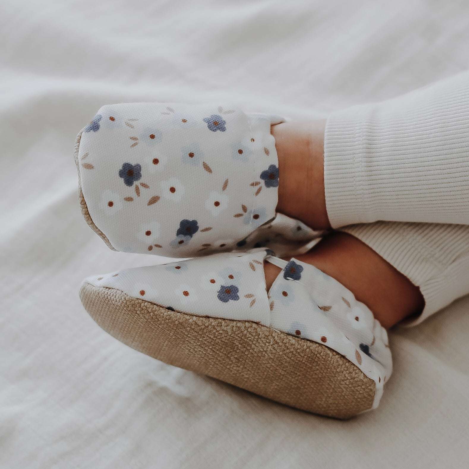 Vegan Shoes - Blue Flowers – Cosy Roots GmbH
