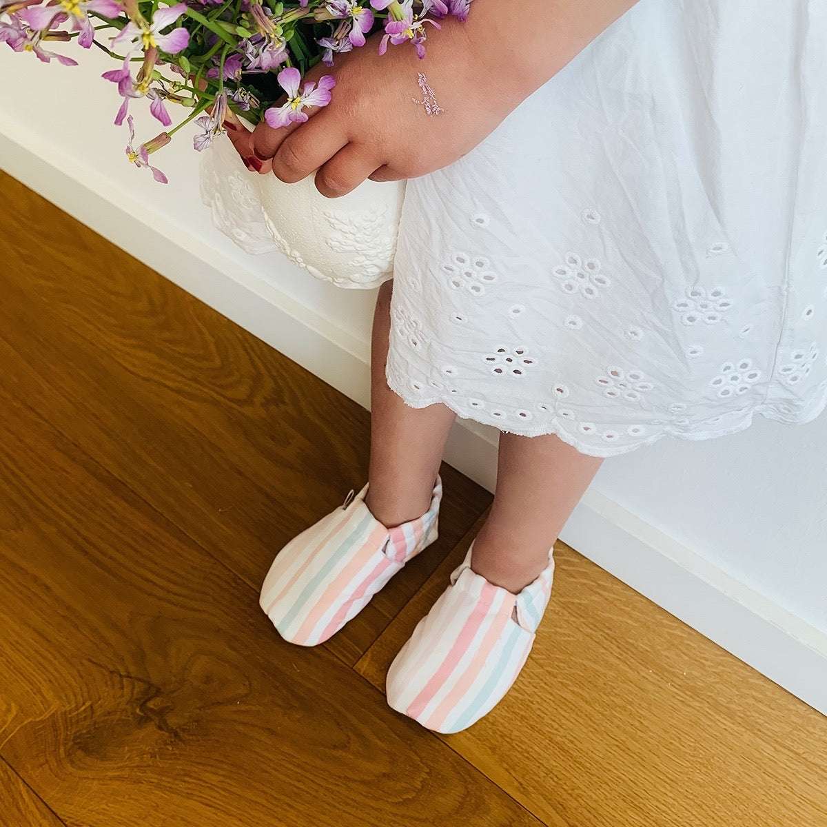 Vegane Babyschuhe und Kinderschuhe, rutschfest, waschbar, ohne Schadstoffe, samtweich, aus Baumwolle. Fast wie barfuß mit dem Schutz aus samtweicher Baumwolle