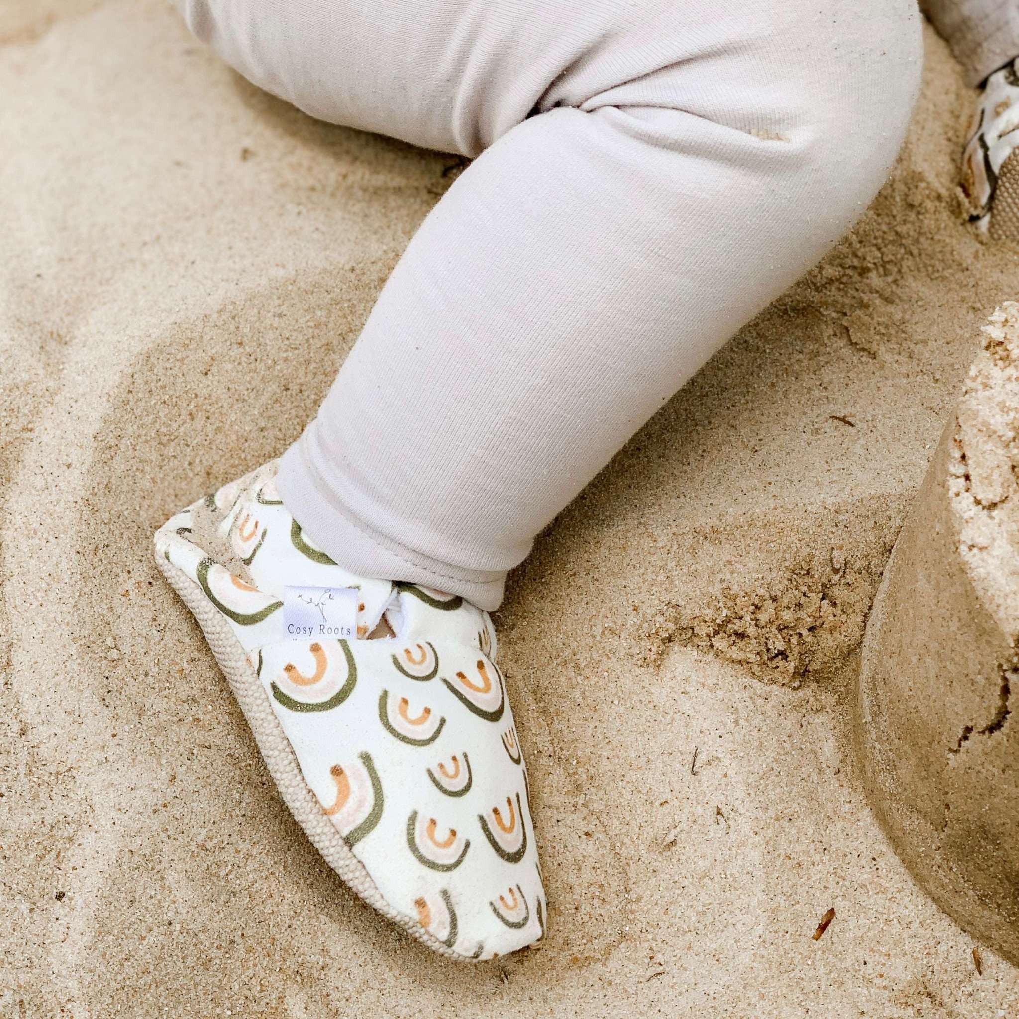 Vegane Babyschuhe und Kinderschuhe, rutschfest, waschbar, ohne Schadstoffe, samtweich, aus Baumwolle. Fast wie barfuß mit dem Schutz aus samtweicher Baumwolle