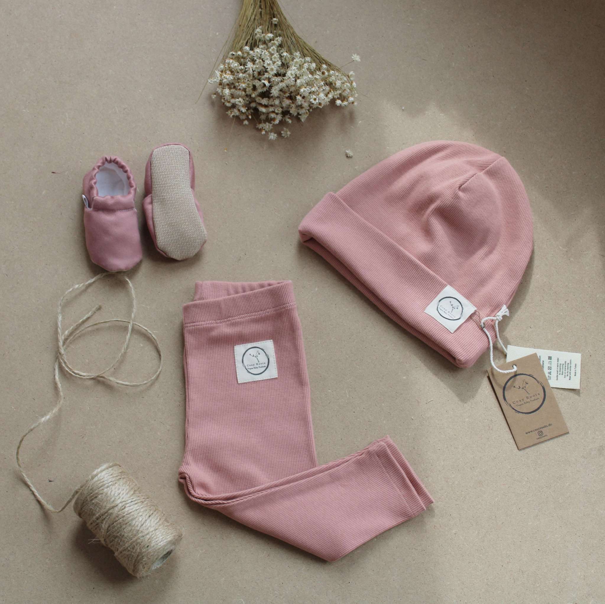 Kuschelig weiche Beanie aus GOTS-zertifizierter Bio-Baumwolle in unserer exklusiven Farbe Dusty Rose.  Die Beanie ist aus fein geripptem und sehr elastischem Stoff, sodass die Mütze mit wächst und Ihr lange Freude daran haben werdet.  Kreiere perfekte Looks indem Du die Beanie mit unseren Schühchen, Leggings und Schals kombinierst!