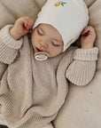 Kuschelig weiche Beanie aus GOTS-zertifizierter Bio-Baumwolle in unserer exklusiven Farbe Dusty Rose.  Die Beanie ist aus fein geripptem und sehr elastischem Stoff, sodass die Mütze mit wächst und Ihr lange Freude daran haben werdet.  Kreiere perfekte Looks indem Du die Beanie mit unseren Schühchen, Leggings und Schals kombinierst!