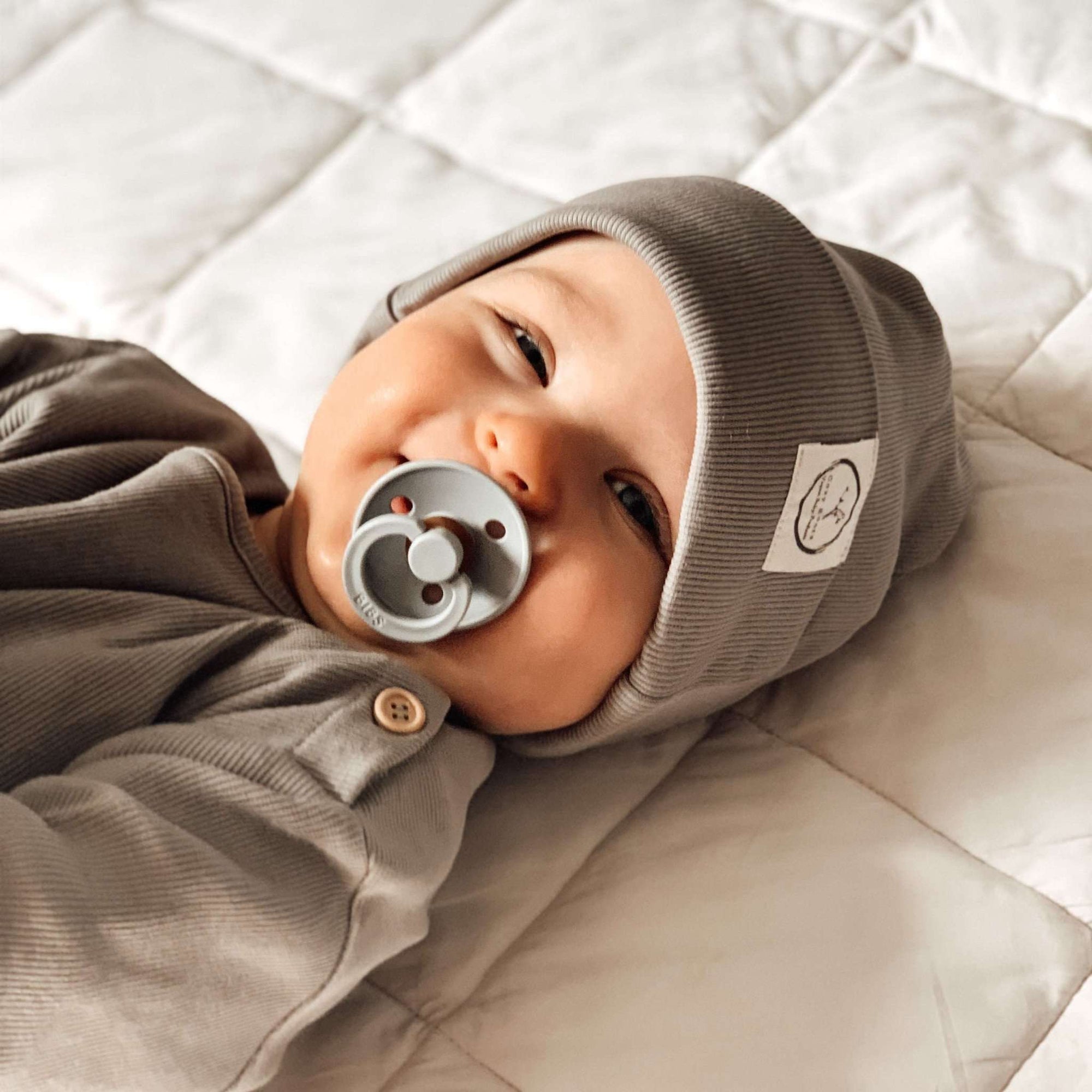 Kuschelig weiche Beanie aus GOTS-zertifizierter Bio-Baumwolle in unserer exklusiven Farbe Dusty Rose.  Die Beanie ist aus fein geripptem und sehr elastischem Stoff, sodass die Mütze mit wächst und Ihr lange Freude daran haben werdet.  Kreiere perfekte Looks indem Du die Beanie mit unseren Schühchen, Leggings und Schals kombinierst!