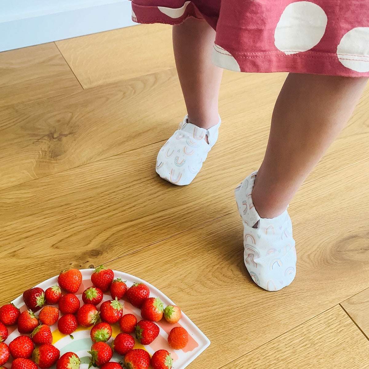 Vegane Babyschuhe und Kinderschuhe, rutschfest, waschbar, ohne Schadstoffe, samtweich, aus Baumwolle. Fast wie barfuß mit dem Schutz aus samtweicher Baumwolle