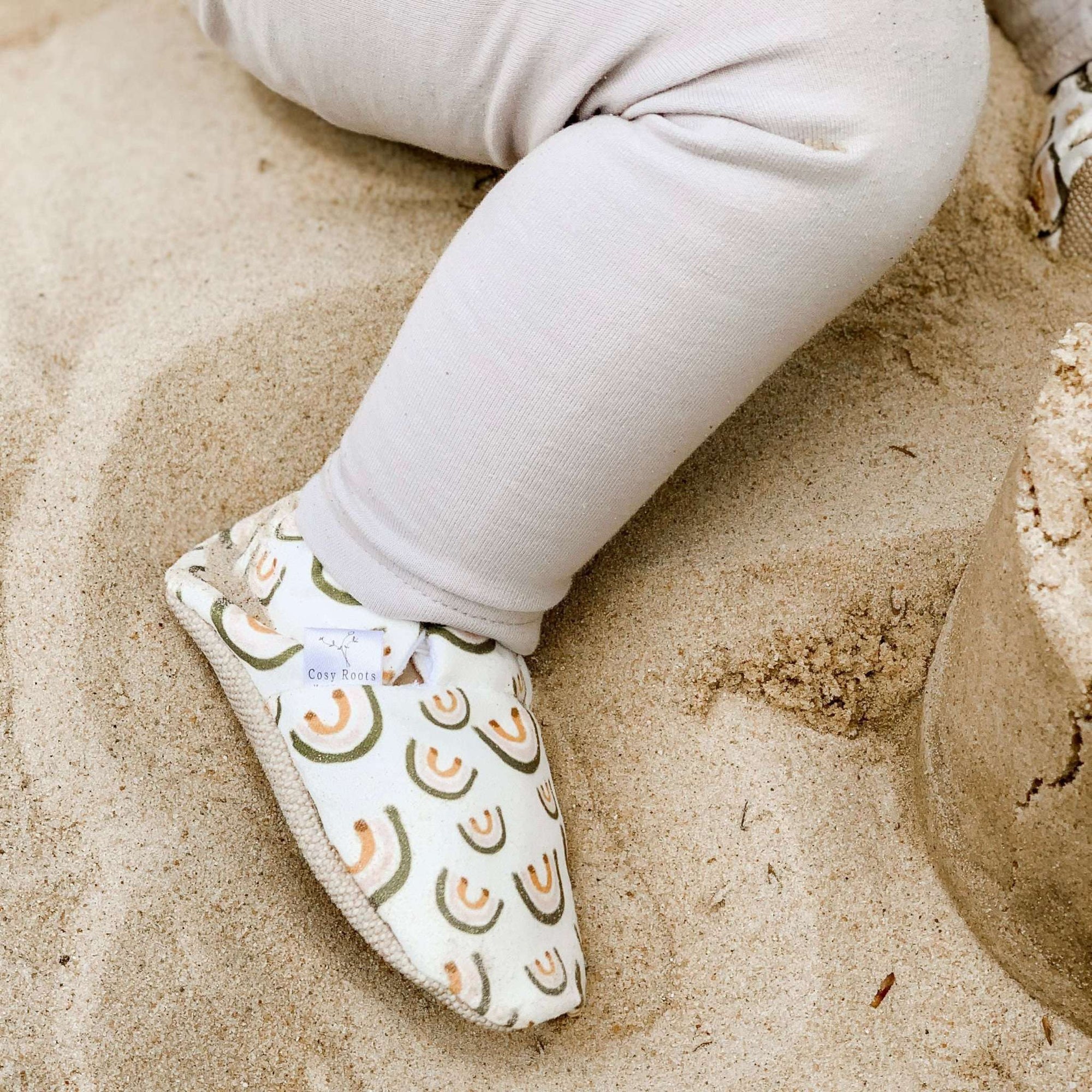 Vegane Babyschuhe und Kinderschuhe, rutschfest, waschbar, ohne Schadstoffe, samtweich, aus Baumwolle. Fast wie barfuß mit dem Schutz aus samtweicher Baumwolle
