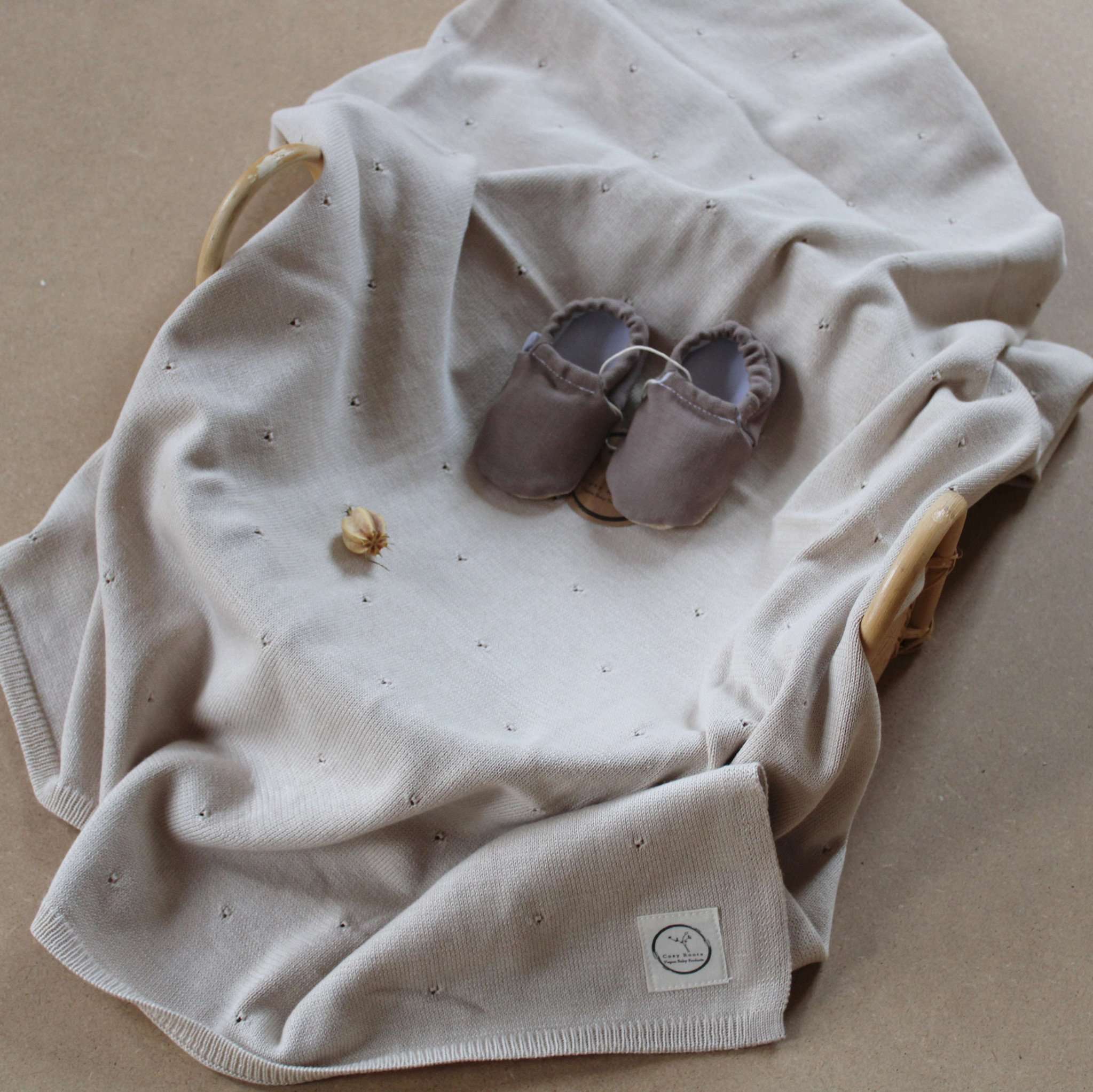 Vegane Babyschuhe und Kinderschuhe, rutschfest, waschbar, ohne Schadstoffe, samtweich, aus Baumwolle. Fast wie barfuß mit dem Schutz aus samtweicher Baumwolle
