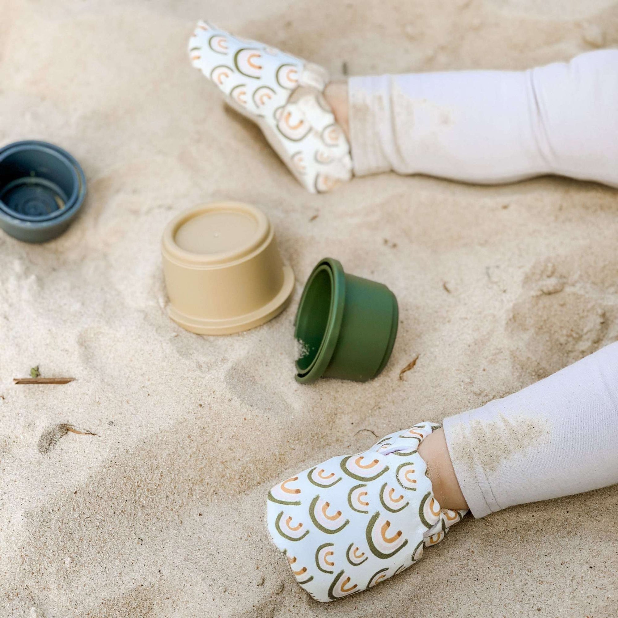 Vegane Babyschuhe und Kinderschuhe, rutschfest, waschbar, ohne Schadstoffe, samtweich, aus Baumwolle. Fast wie barfuß mit dem Schutz aus samtweicher Baumwolle