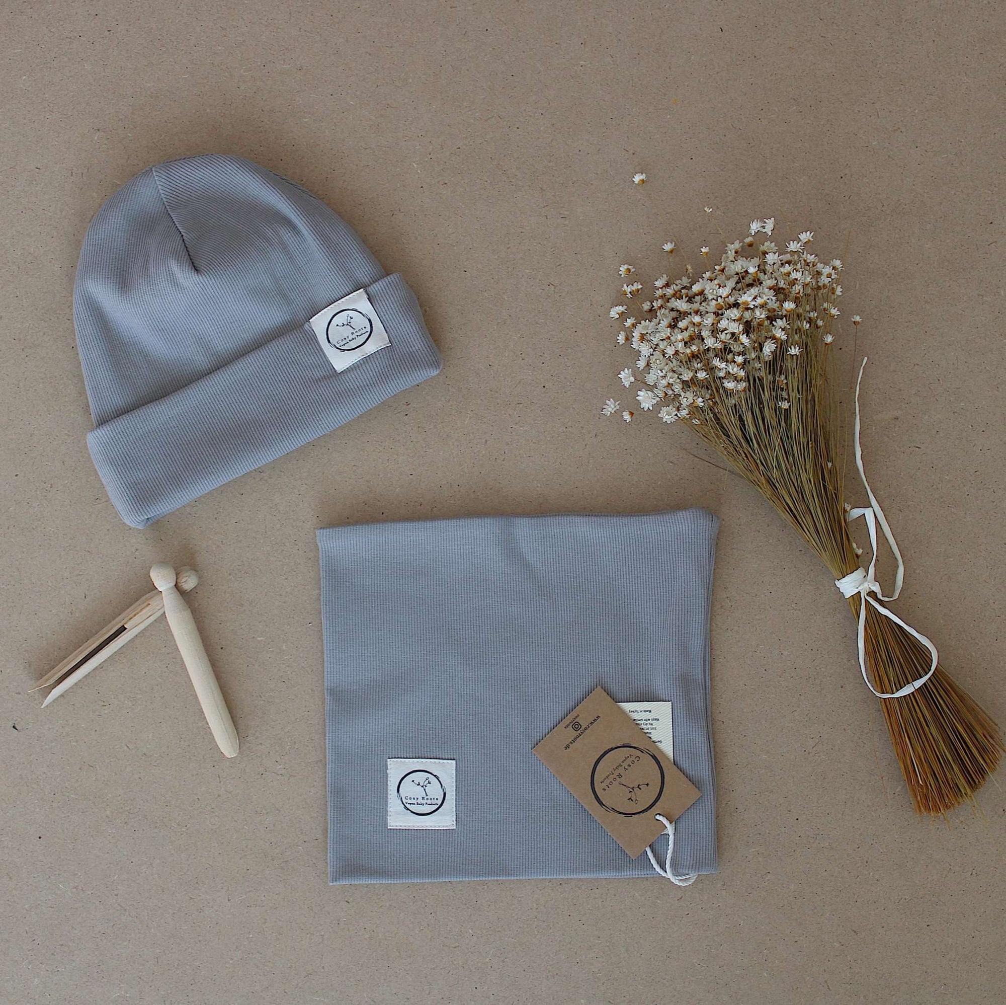 Kuschelig weiche Beanie aus GOTS-zertifizierter Bio-Baumwolle in unserer exklusiven Farbe Dusty Rose.  Die Beanie ist aus fein geripptem und sehr elastischem Stoff, sodass die Mütze mit wächst und Ihr lange Freude daran haben werdet.  Kreiere perfekte Looks indem Du die Beanie mit unseren Schühchen, Leggings und Schals kombinierst!