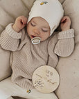 Kuschelig weiche Beanie aus GOTS-zertifizierter Bio-Baumwolle in unserer exklusiven Farbe Dusty Rose.  Die Beanie ist aus fein geripptem und sehr elastischem Stoff, sodass die Mütze mit wächst und Ihr lange Freude daran haben werdet.  Kreiere perfekte Looks indem Du die Beanie mit unseren Schühchen, Leggings und Schals kombinierst!