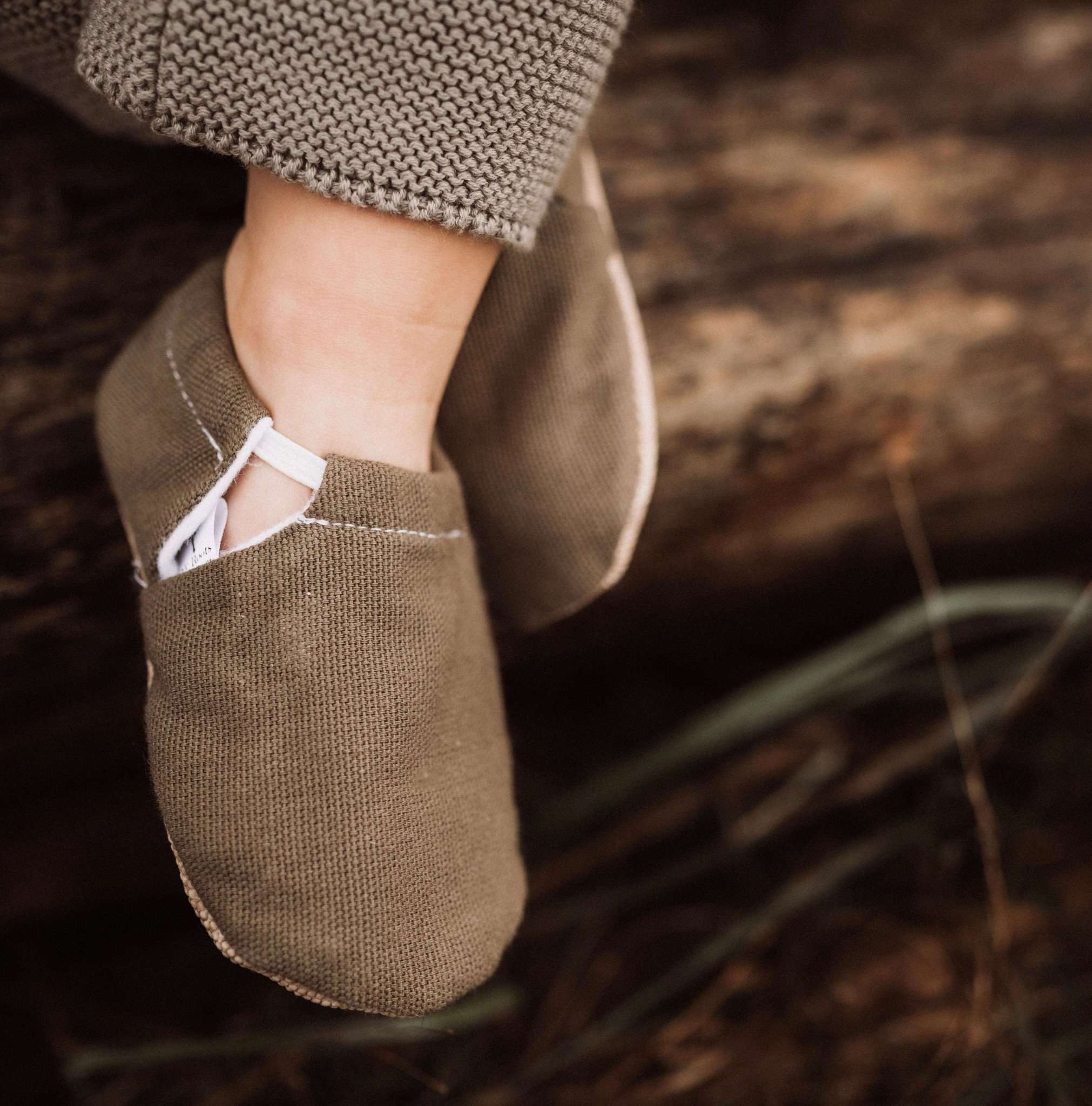 Vegane Babyschuhe und Kinderschuhe, rutschfest, waschbar, ohne Schadstoffe, samtweich, aus Baumwolle. Fast wie barfuß mit dem Schutz aus samtweicher Baumwolle