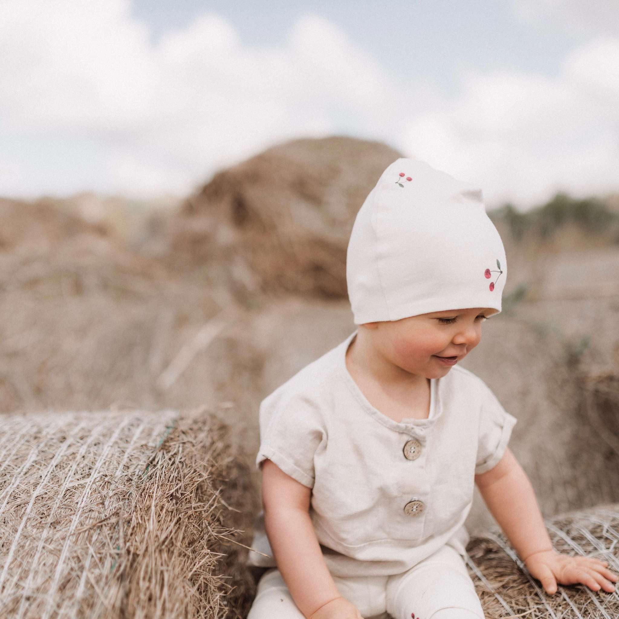 Kuschelig weiche Beanie aus GOTS-zertifizierter Bio-Baumwolle in unserer exklusiven Farbe Dusty Rose.  Die Beanie ist aus fein geripptem und sehr elastischem Stoff, sodass die Mütze mit wächst und Ihr lange Freude daran haben werdet.  Kreiere perfekte Looks indem Du die Beanie mit unseren Schühchen, Leggings und Schals kombinierst!