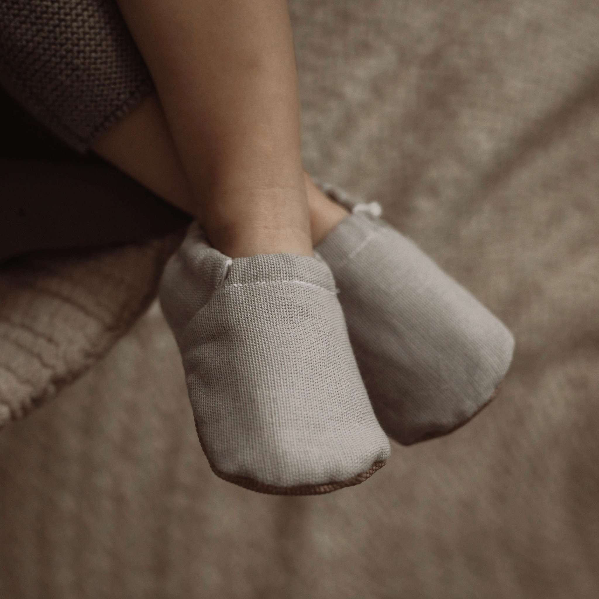 Vegane Babyschuhe und Kinderschuhe, rutschfest, waschbar, ohne Schadstoffe, samtweich, aus Baumwolle. Fast wie barfuß mit dem Schutz aus samtweicher Baumwolle