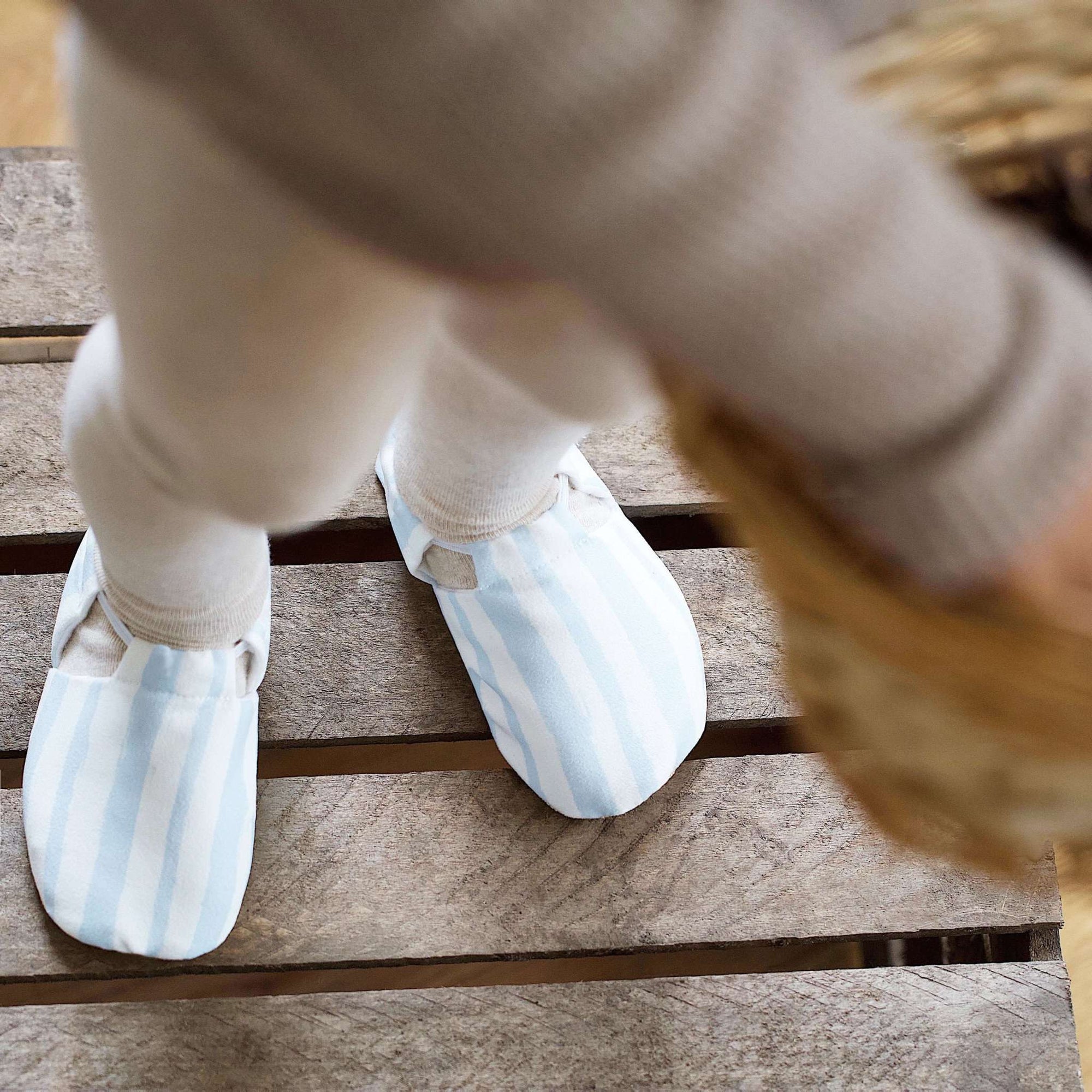 Vegane Babyschuhe und Kinderschuhe, rutschfest, waschbar, ohne Schadstoffe, samtweich, aus Baumwolle. Fast wie barfuß mit dem Schutz aus samtweicher Baumwolle