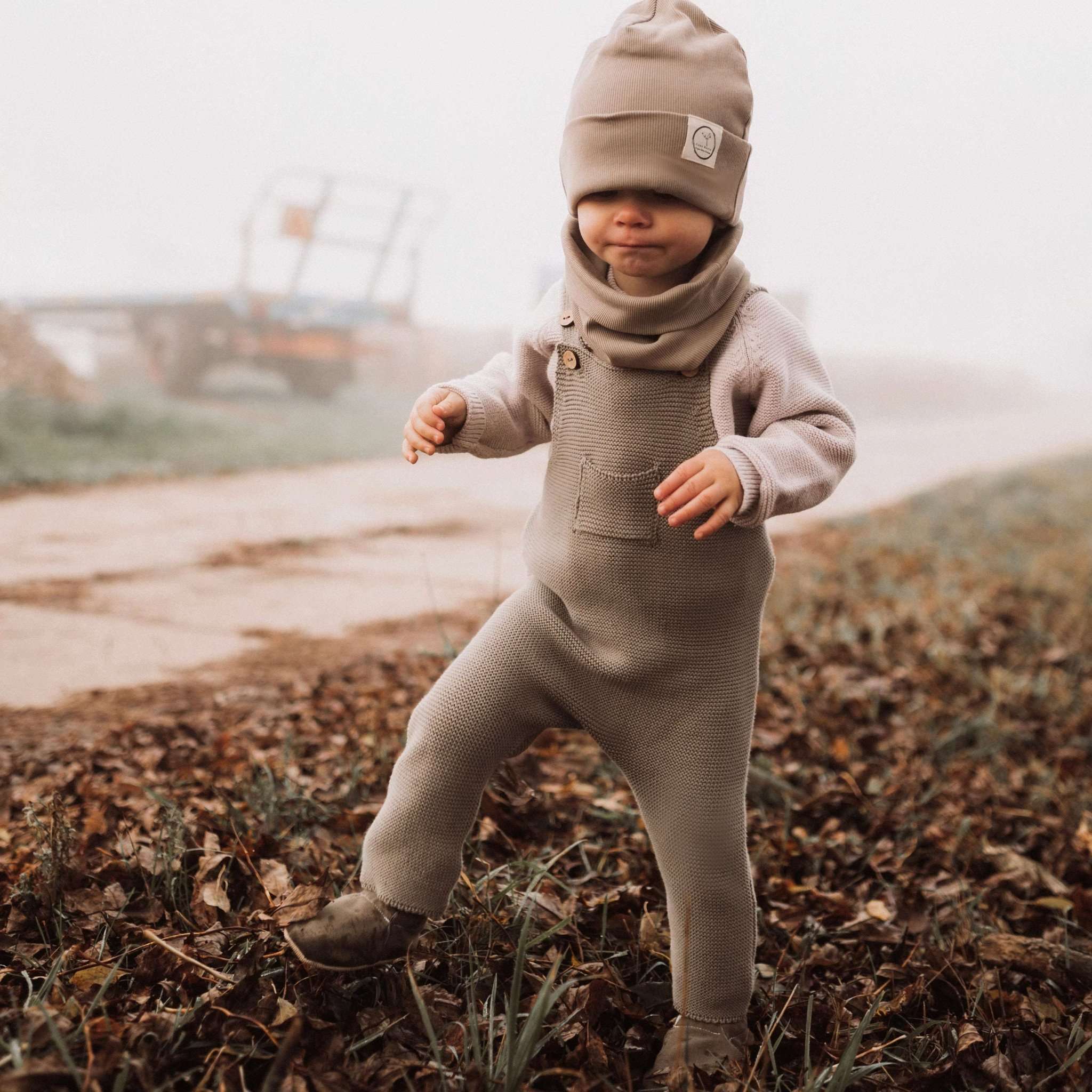 Kuschelig weiche Beanie aus GOTS-zertifizierter Bio-Baumwolle in unserer exklusiven Farbe Dusty Rose.  Die Beanie ist aus fein geripptem und sehr elastischem Stoff, sodass die Mütze mit wächst und Ihr lange Freude daran haben werdet.  Kreiere perfekte Looks indem Du die Beanie mit unseren Schühchen, Leggings und Schals kombinierst!