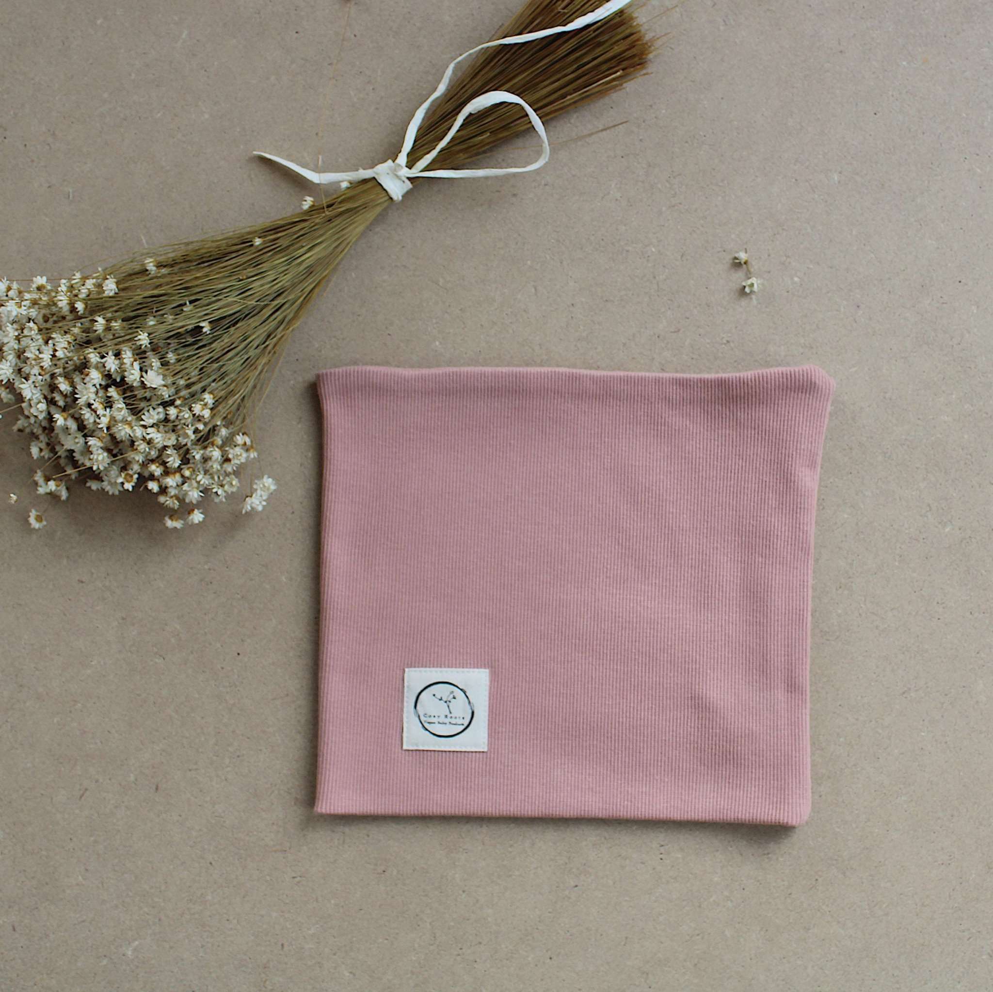 Kuschelig weicher Loop Schal aus GOTS-zertifizierter Bio-Baumwolle in unserer exklusiven Farbe Dusty Rose.  Die Beanie ist aus fein geripptem und sehr elastischem Stoff, sodass die Mütze mit wächst und Ihr lange Freude daran haben werdet.  Kreiere perfekte Looks indem Du die Beanie mit unseren Schühchen, Leggings und Schals kombinierst!