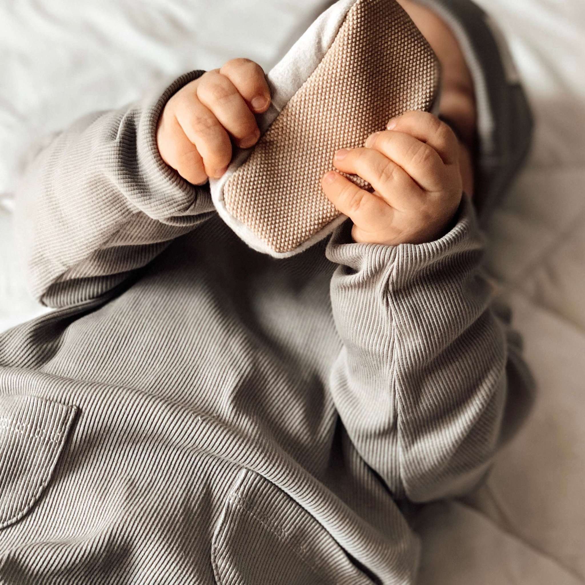 Vegane Babyschuhe und Kinderschuhe, rutschfest, waschbar, ohne Schadstoffe, samtweich, aus Baumwolle. Fast wie barfuß mit dem Schutz aus samtweicher Baumwolle