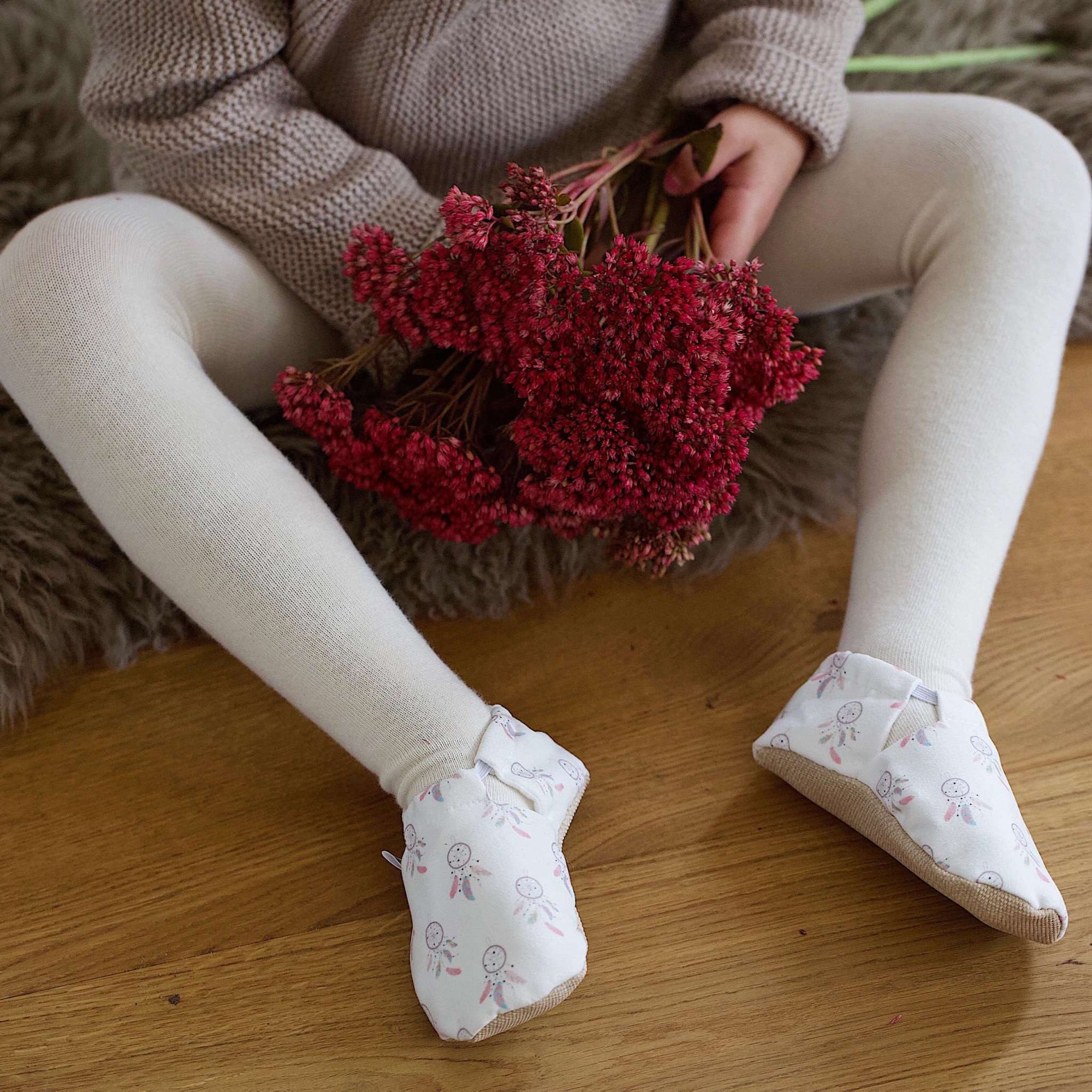 Vegane Babyschuhe und Kinderschuhe, rutschfest, waschbar, ohne Schadstoffe, samtweich, aus Baumwolle. Fast wie barfuß mit dem Schutz aus samtweicher Baumwolle