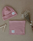 Kuschelig weiche Beanie aus GOTS-zertifizierter Bio-Baumwolle in unserer exklusiven Farbe Dusty Rose.  Die Beanie ist aus fein geripptem und sehr elastischem Stoff, sodass die Mütze mit wächst und Ihr lange Freude daran haben werdet.  Kreiere perfekte Looks indem Du die Beanie mit unseren Schühchen, Leggings und Schals kombinierst!