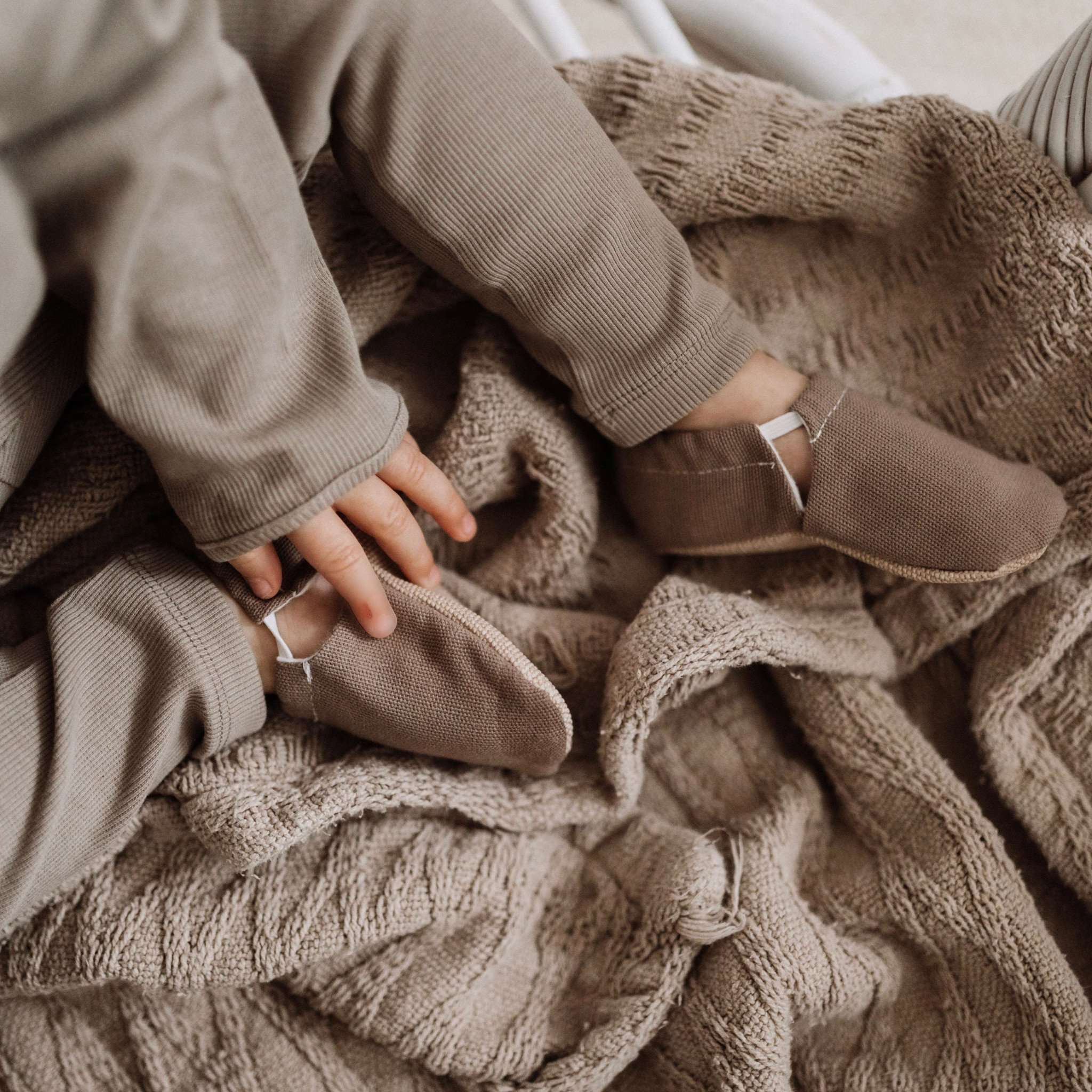 Vegane Babyschuhe und Kinderschuhe, rutschfest, waschbar, ohne Schadstoffe, samtweich, aus Baumwolle. Fast wie barfuß mit dem Schutz aus samtweicher Baumwolle