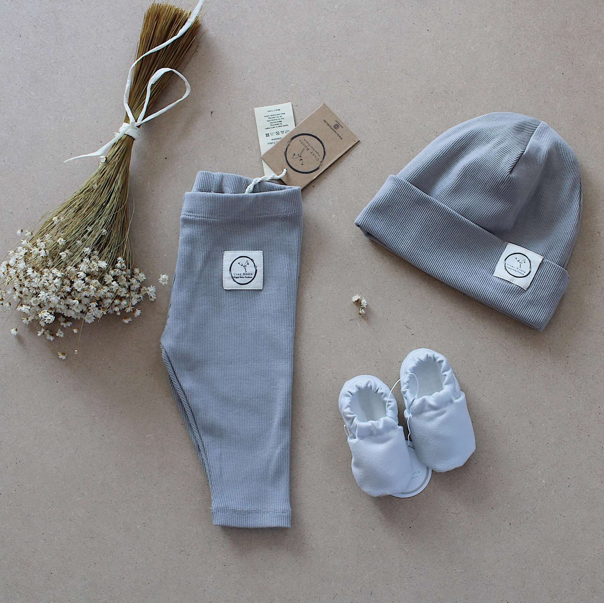 Kuschelig weiche Beanie aus GOTS-zertifizierter Bio-Baumwolle in unserer exklusiven Farbe Dusty Rose.  Die Beanie ist aus fein geripptem und sehr elastischem Stoff, sodass die Mütze mit wächst und Ihr lange Freude daran haben werdet.  Kreiere perfekte Looks indem Du die Beanie mit unseren Schühchen, Leggings und Schals kombinierst!
