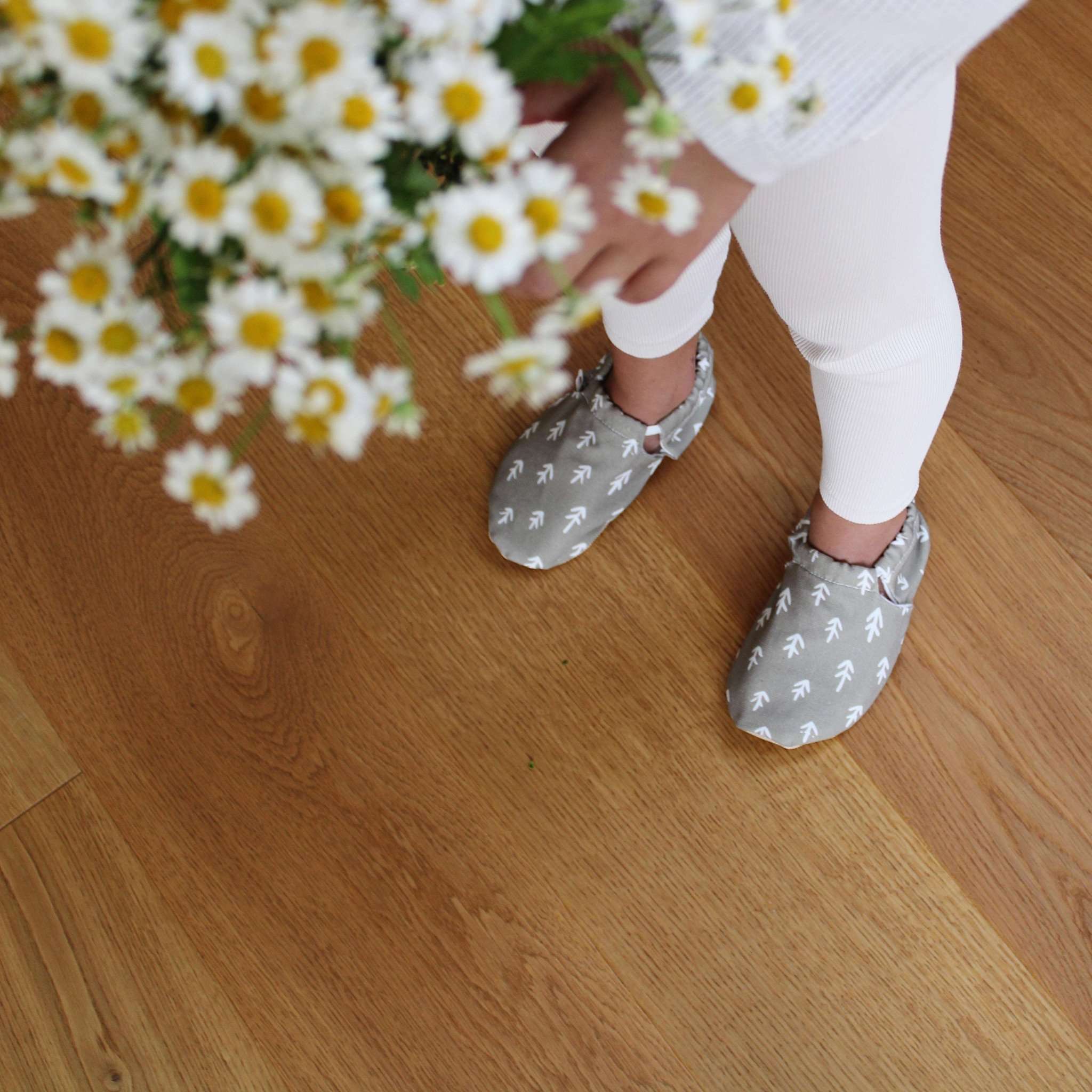 Vegane Babyschuhe und Kinderschuhe, rutschfest, waschbar, ohne Schadstoffe, samtweich, aus Baumwolle. Fast wie barfuß mit dem Schutz aus samtweicher Baumwolle