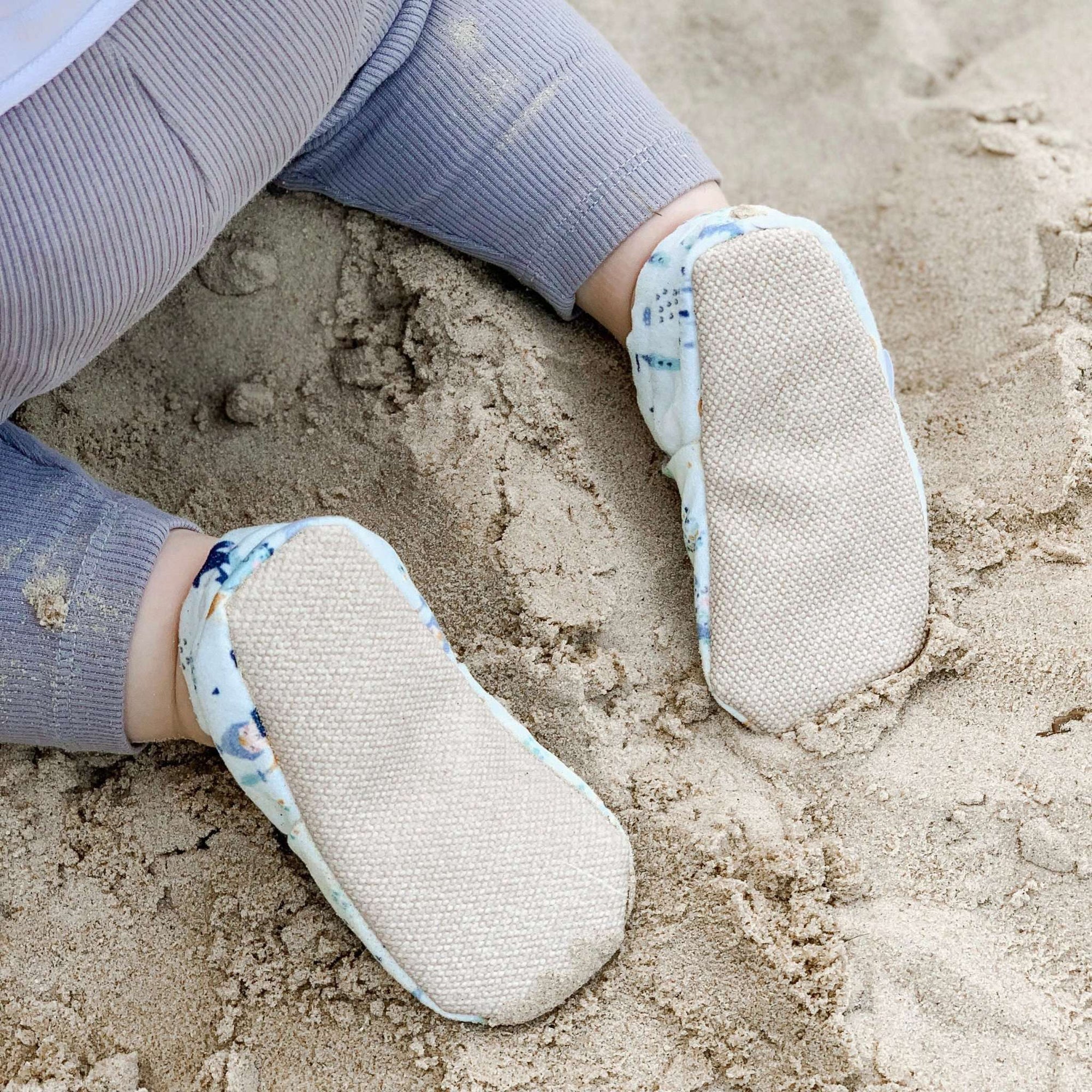 Vegane Babyschuhe und Kinderschuhe, rutschfest, waschbar, ohne Schadstoffe, samtweich, aus Baumwolle. Fast wie barfuß mit dem Schutz aus samtweicher Baumwolle