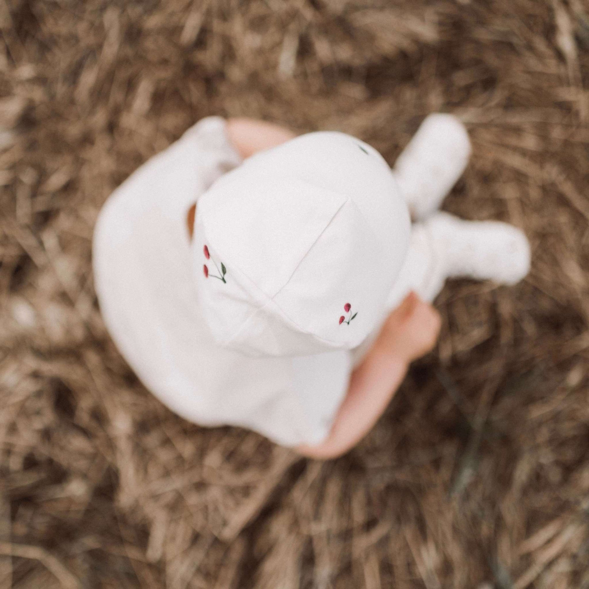 Kuschelig weiche Beanie aus GOTS-zertifizierter Bio-Baumwolle in unserer exklusiven Farbe Dusty Rose.  Die Beanie ist aus fein geripptem und sehr elastischem Stoff, sodass die Mütze mit wächst und Ihr lange Freude daran haben werdet.  Kreiere perfekte Looks indem Du die Beanie mit unseren Schühchen, Leggings und Schals kombinierst!