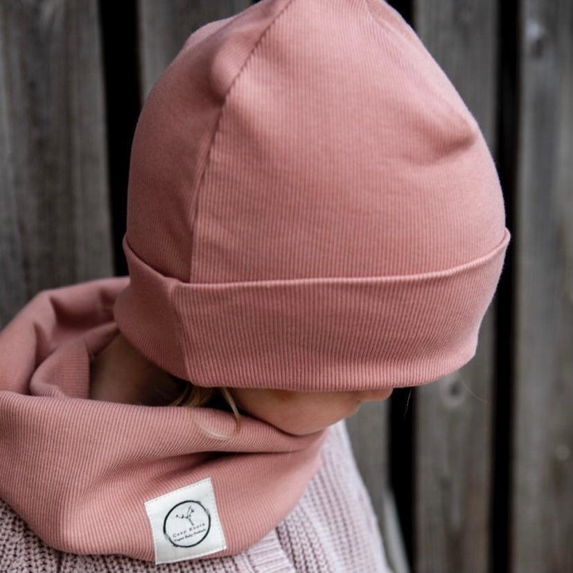 Kuschelig weicher Loop Schal aus GOTS-zertifizierter Bio-Baumwolle in unserer exklusiven Farbe Dusty Rose.  Die Beanie ist aus fein geripptem und sehr elastischem Stoff, sodass die Mütze mit wächst und Ihr lange Freude daran haben werdet.  Kreiere perfekte Looks indem Du die Beanie mit unseren Schühchen, Leggings und Schals kombinierst!