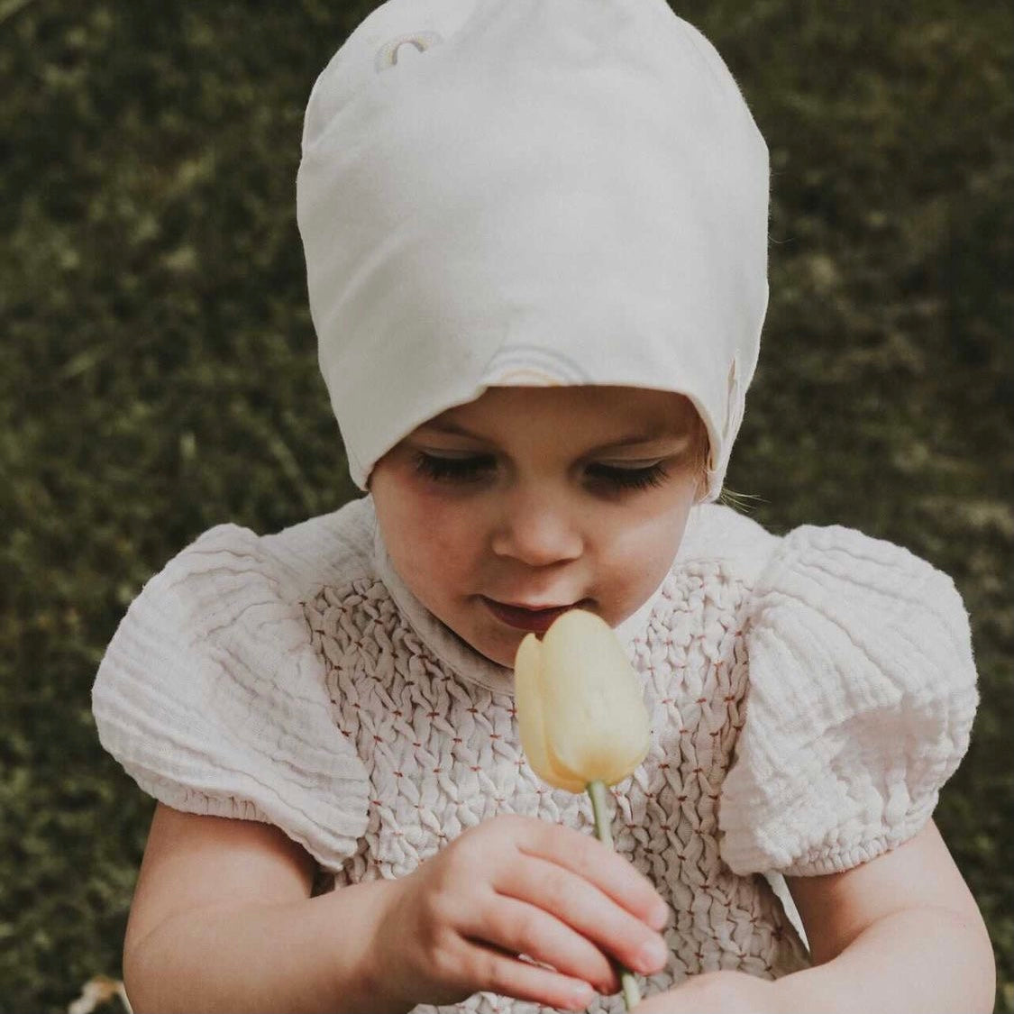 Kuschelig weiche Beanie aus GOTS-zertifizierter Bio-Baumwolle in unserer exklusiven Farbe Dusty Rose.  Die Beanie ist aus fein geripptem und sehr elastischem Stoff, sodass die Mütze mit wächst und Ihr lange Freude daran haben werdet.  Kreiere perfekte Looks indem Du die Beanie mit unseren Schühchen, Leggings und Schals kombinierst!