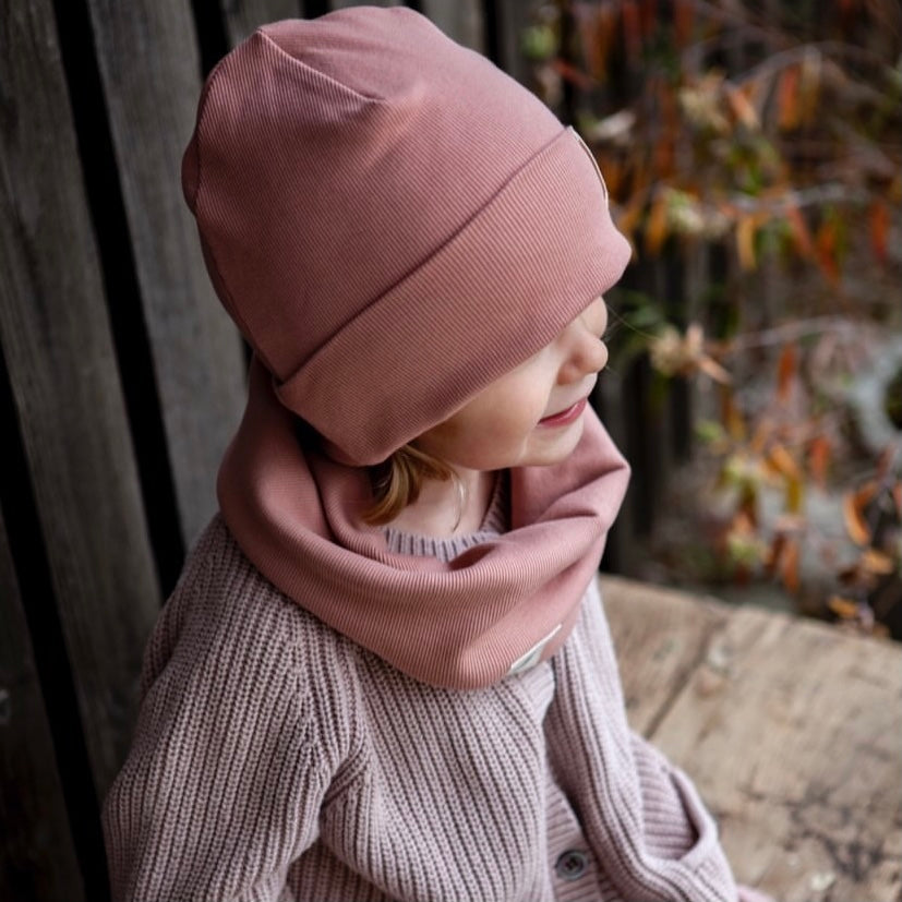 Kuschelig weicher Loop Schal aus GOTS-zertifizierter Bio-Baumwolle in unserer exklusiven Farbe Dusty Rose.  Die Beanie ist aus fein geripptem und sehr elastischem Stoff, sodass die Mütze mit wächst und Ihr lange Freude daran haben werdet.  Kreiere perfekte Looks indem Du die Beanie mit unseren Schühchen, Leggings und Schals kombinierst!