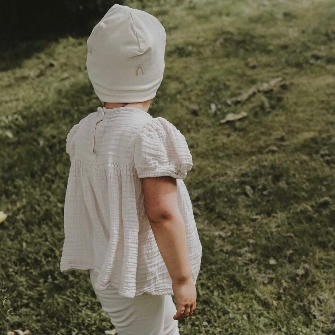 Kuschelig weiche Beanie aus GOTS-zertifizierter Bio-Baumwolle in unserer exklusiven Farbe Dusty Rose.  Die Beanie ist aus fein geripptem und sehr elastischem Stoff, sodass die Mütze mit wächst und Ihr lange Freude daran haben werdet.  Kreiere perfekte Looks indem Du die Beanie mit unseren Schühchen, Leggings und Schals kombinierst!