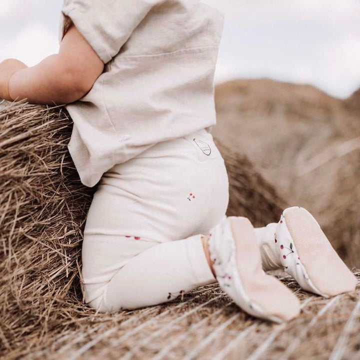 Vegane Babyschuhe und Kinderschuhe, rutschfest, waschbar, ohne Schadstoffe, samtweich, aus Baumwolle. Fast wie barfuß mit dem Schutz aus samtweicher Baumwolle